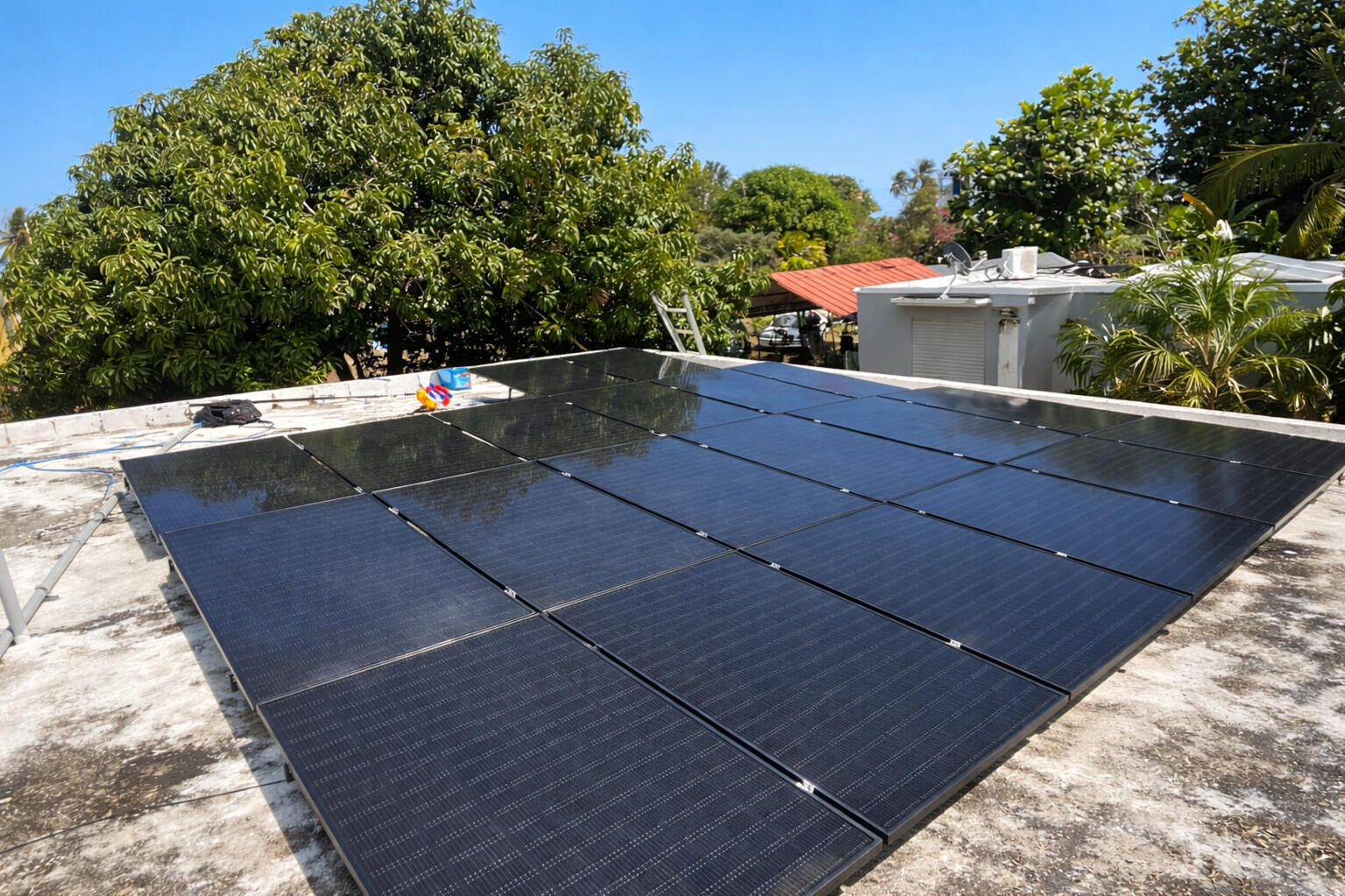 Instalación de placas solares en una casa en Puerto Rico Sellado de techo antes de instalar placas solares en una casa en Puerto Rico